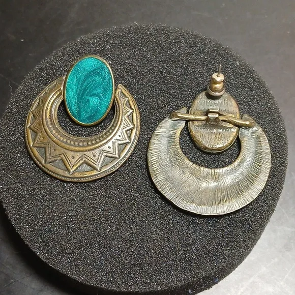 Vintage Hoop Dangle Earrings Brass Tone Filigree With Emerald Color - Picture 2 of 5